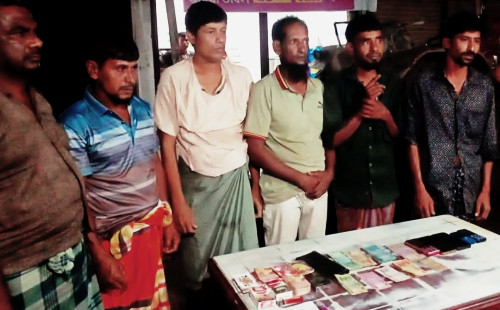 বাউফল উপজেলার নাজিপুর ইউপির বড় ডালিমার একটি জু"য়া"র আসর থেকে নগদ অর্থ সহ ৬ জু"য়া"রি আ"ট"ক 