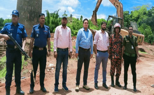 হাই কোর্টের নির্দেশে বান্দরবানের ফাইতং এ ইট ভাটায় প্রশাসনের অভিযান। 