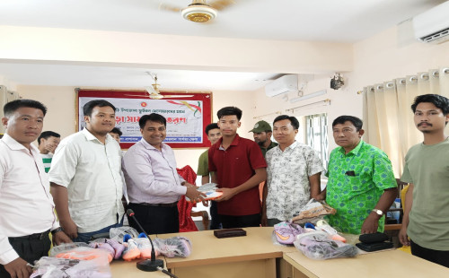 রোয়াংছড়ি উপজেলায় ফুটবলারদের মাঝে ক্রীড়া সামগ্রী বিতরণ 