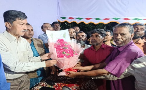 রাঙামাটিতে দীপেন দেওয়ানকে দিনমজুর সমিতির ফুলেল শুভেচ্ছা 