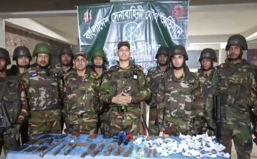 রাজধানী ডেমরা থানার  এলাকায় সেনাবাহিনীর অভিযানে দেশিঅস্ত্র ও মাদক সহ ১০জন আটক 