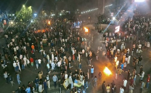 সার্ক ফোয়ারা মোড়ে সড়ক অবরোধ করে বিক্ষোভ করেন মুঠোফোন ব্যবসায়ীরা 