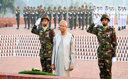 মহান বিজয় দিবসে বীর শহীদদের প্রতি শ্রদ্ধা জানালেন প্রধান উপদেষ্টা