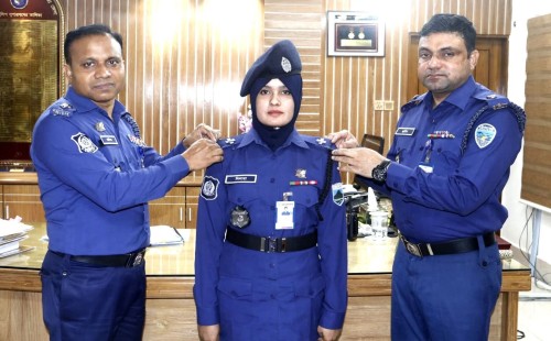 রাঙামাটিতে পদোন্নতিপ্রাপ্ত দুই পুলিশ সদস্যকে র‍্যাংক ব্যাজ পরালেন পুলিশ সুপার 